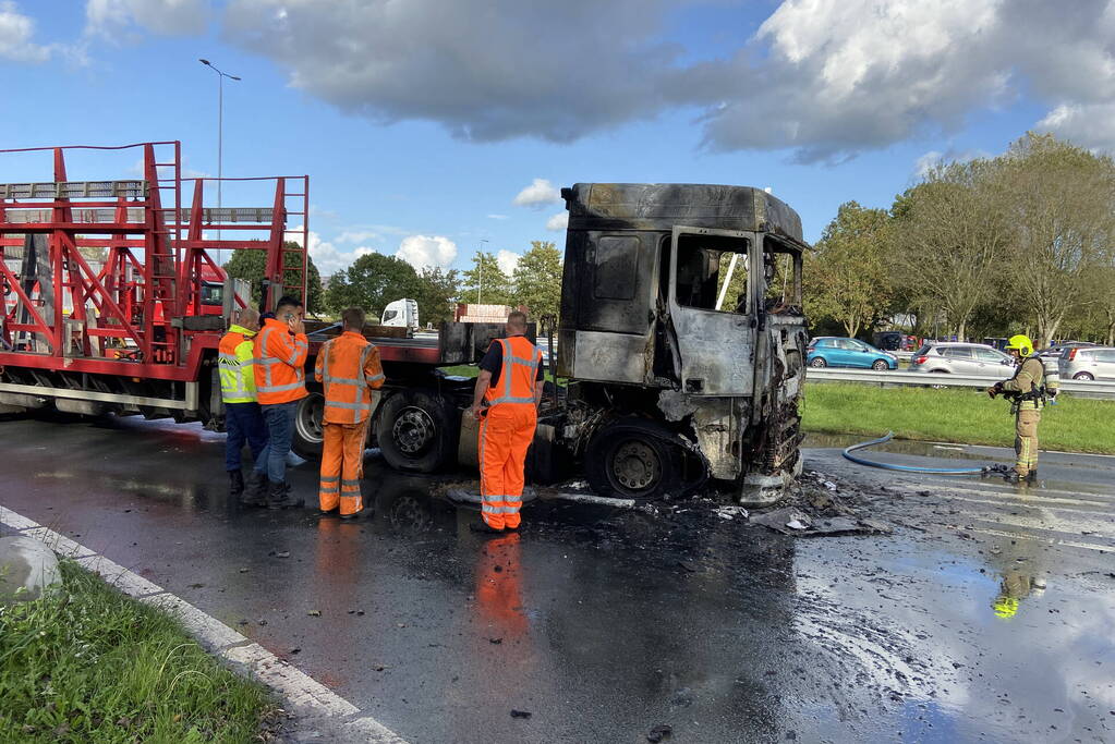 Vrachtwagen uitgebrand op oprit van snelweg