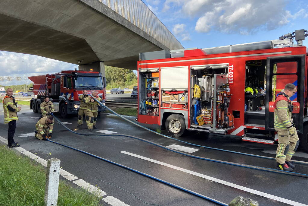 Vrachtwagen uitgebrand op oprit van snelweg