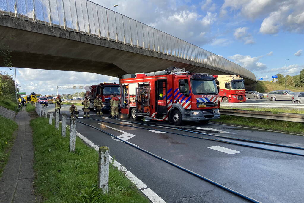 Vrachtwagen uitgebrand op oprit van snelweg