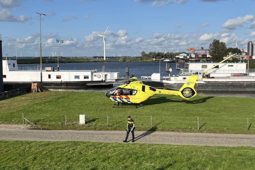 Meerdere personen te water na omslaan vaartuig