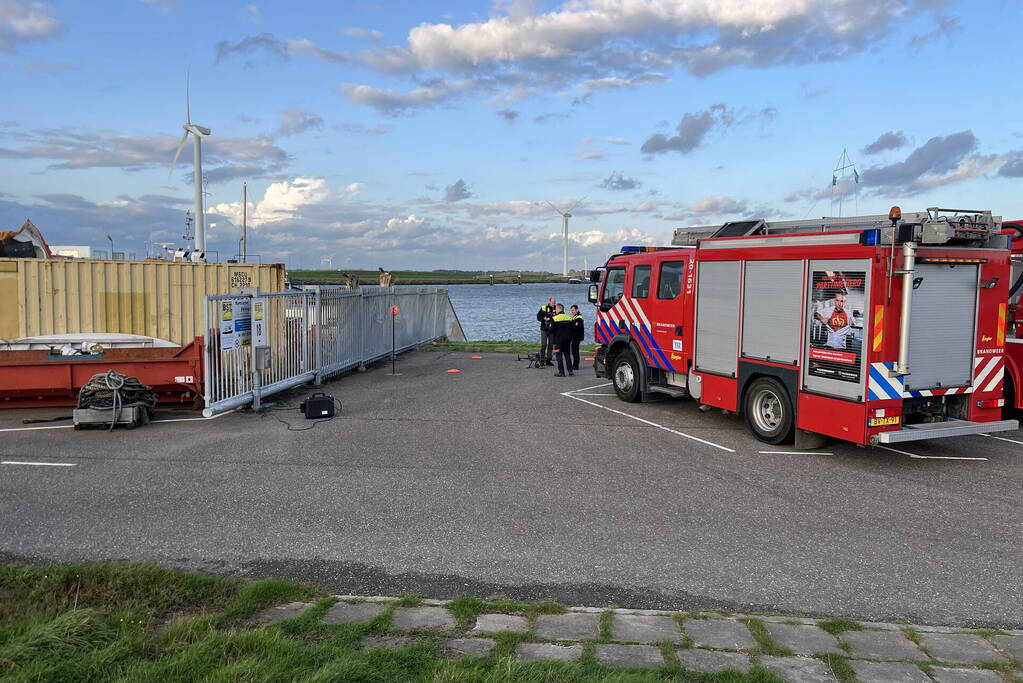 Meerdere personen te water na omslaan vaartuig