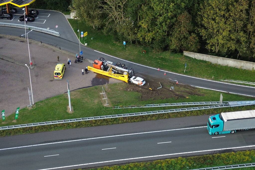 Vrachtwagen belandt op zijkant