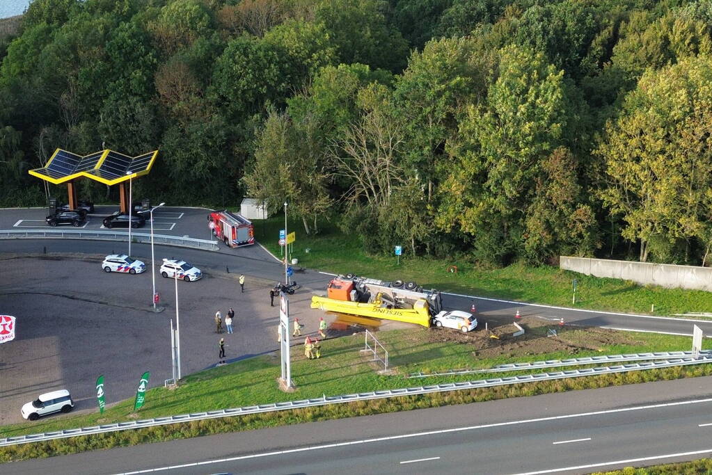 Vrachtwagen belandt op zijkant