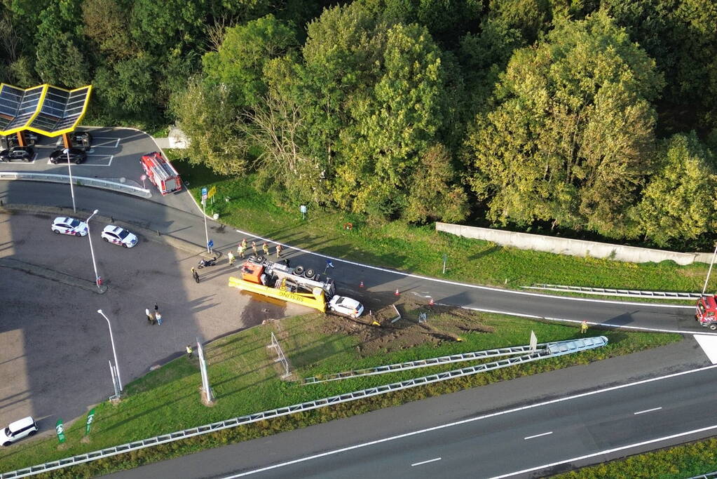 Vrachtwagen belandt op zijkant