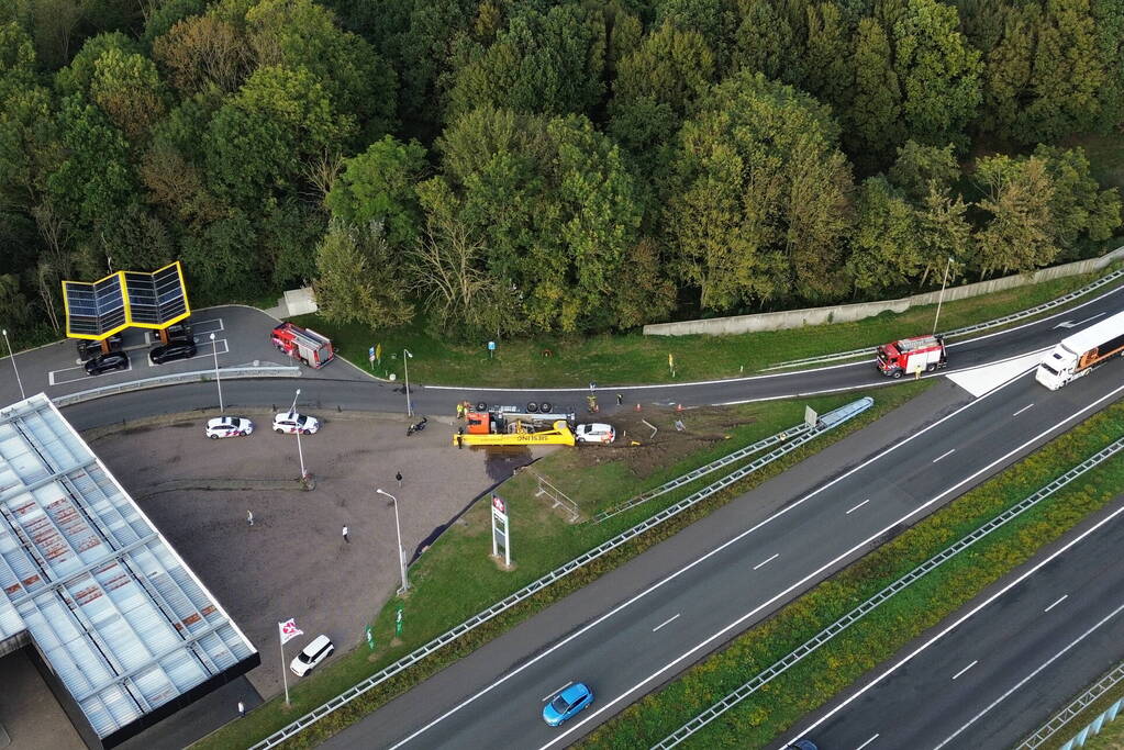 Vrachtwagen belandt op zijkant