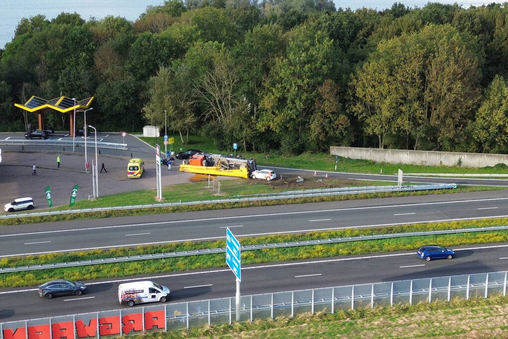 Vrachtwagen belandt op zijkant