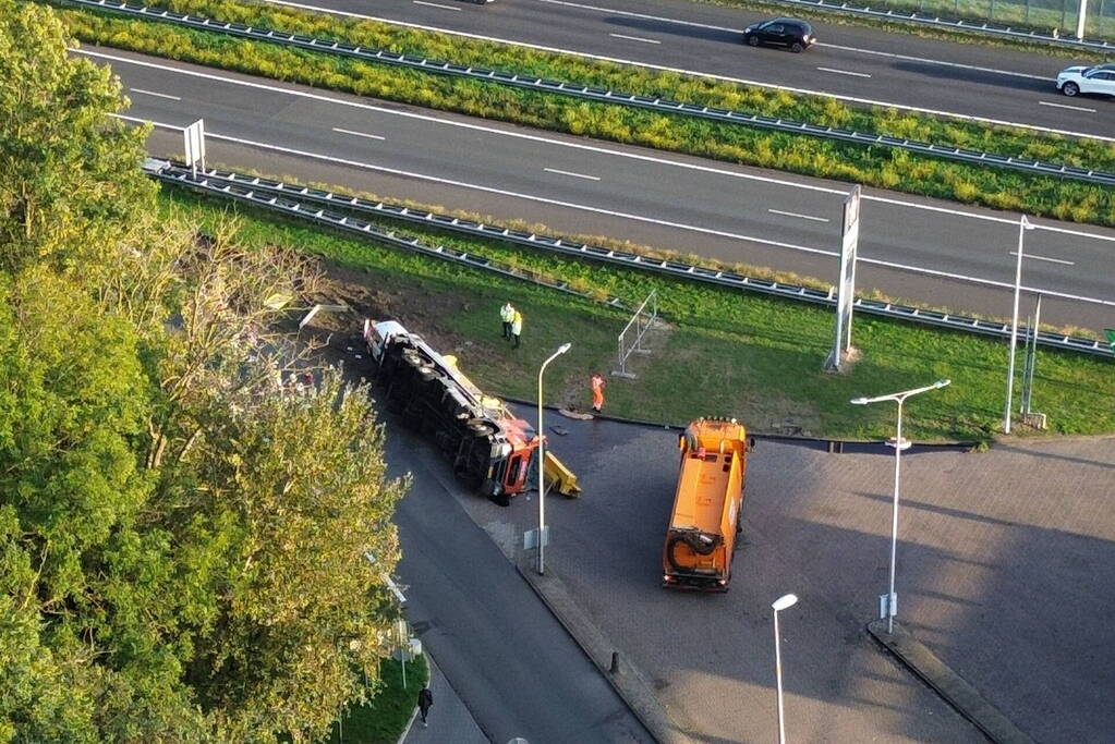 Vrachtwagen belandt op zijkant