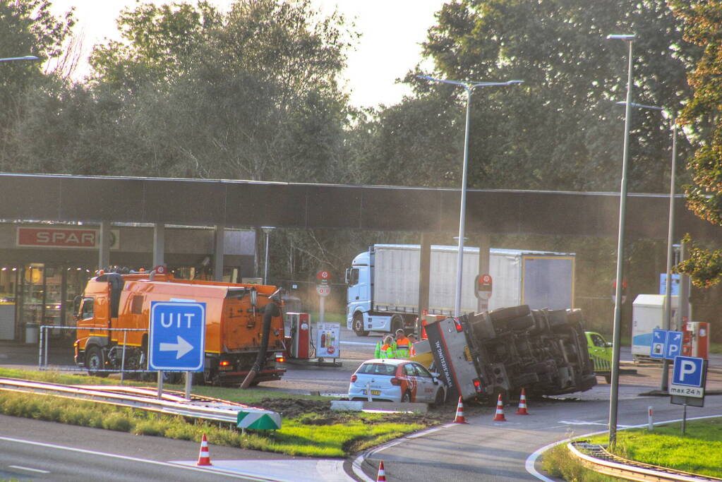 Vrachtwagen belandt op zijkant