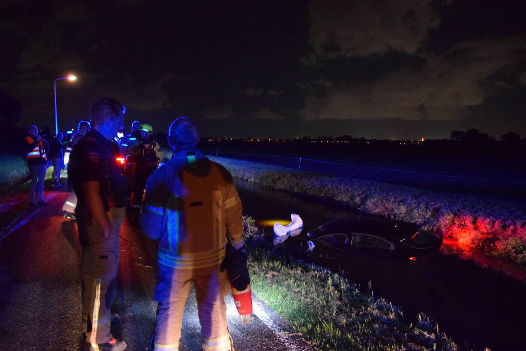 Voertuig raakt van weg en belandt in water