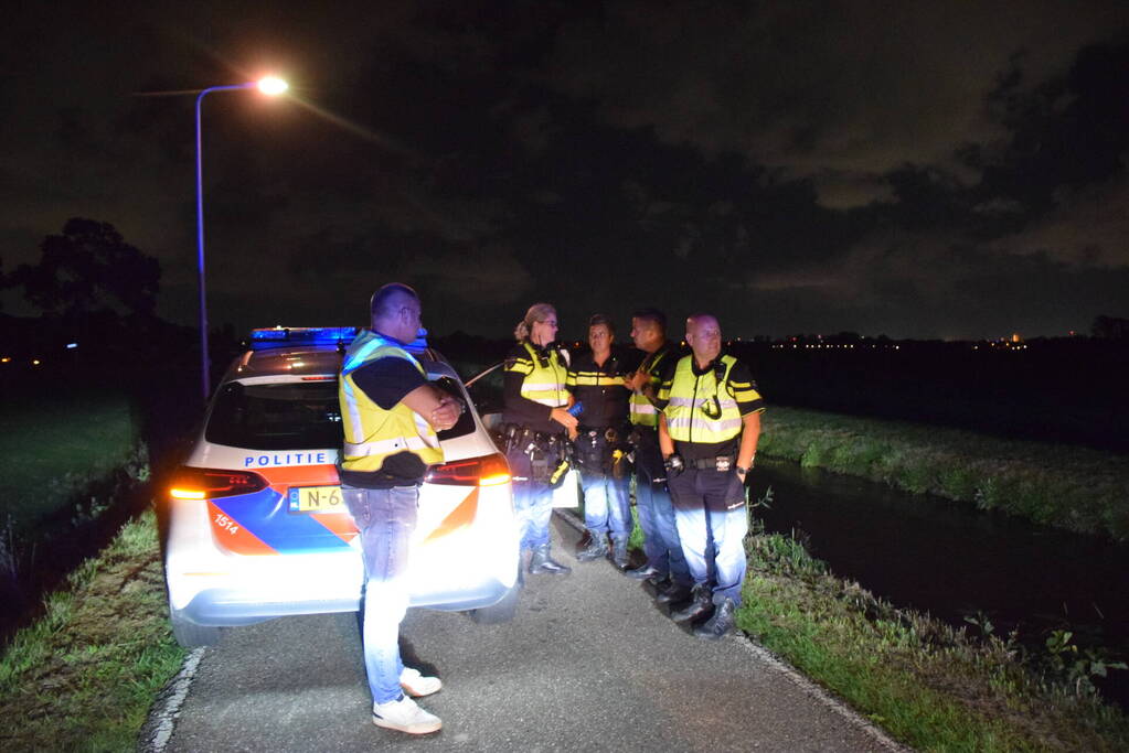 Voertuig raakt van weg en belandt in water