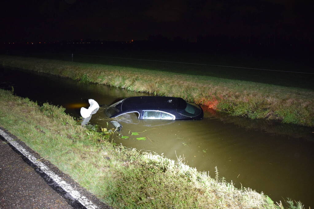 Voertuig raakt van weg en belandt in water