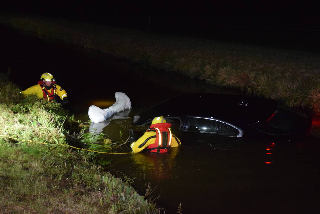 Voertuig raakt van weg en belandt in water