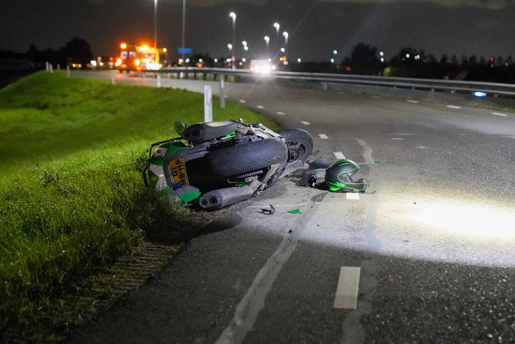 Motorrijder gaat onderuit en raakt gewond