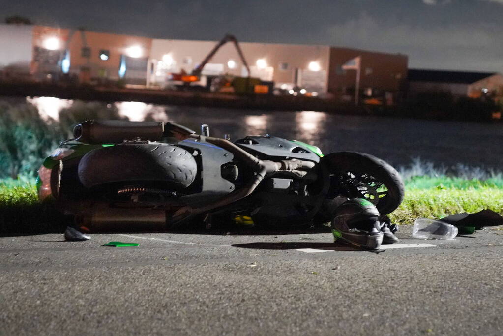 Motorrijder gaat onderuit en raakt gewond