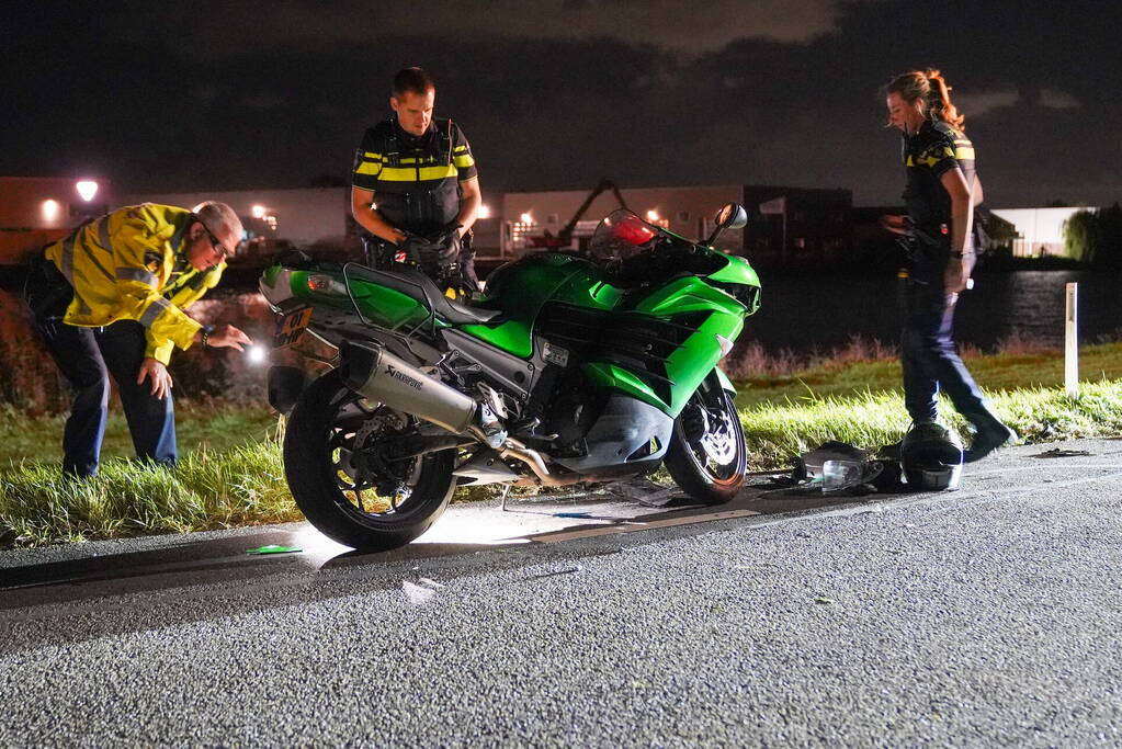 Motorrijder gaat onderuit en raakt gewond