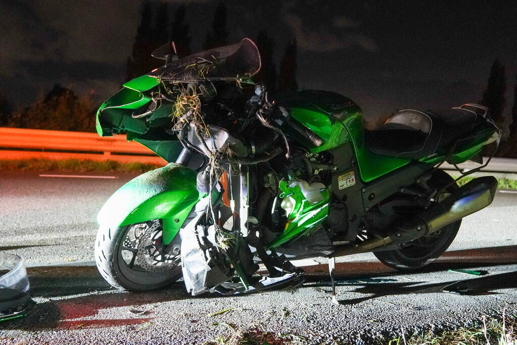 Motorrijder gaat onderuit en raakt gewond