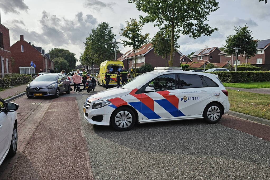 Scooterrijder botst achterop stilstaande auto