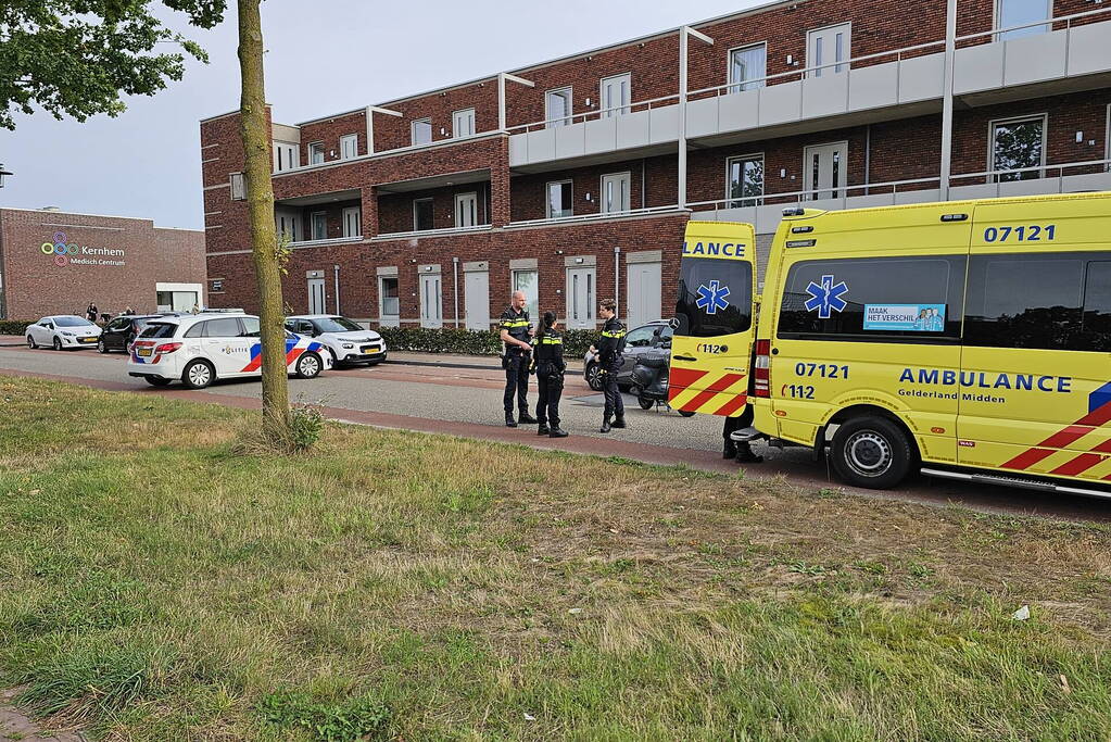 Scooterrijder botst achterop stilstaande auto