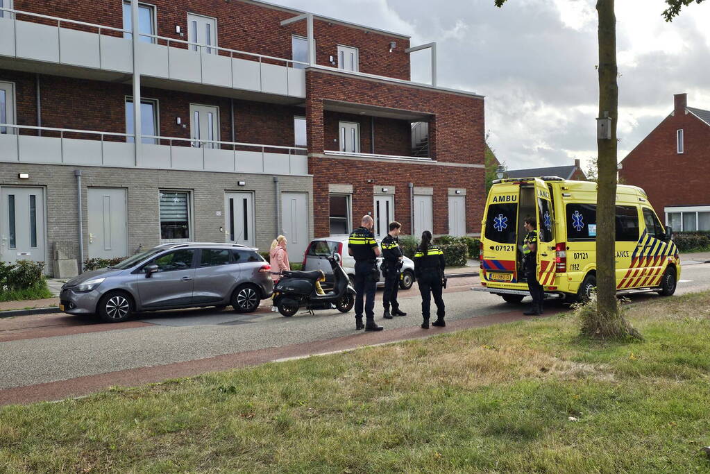 Scooterrijder botst achterop stilstaande auto