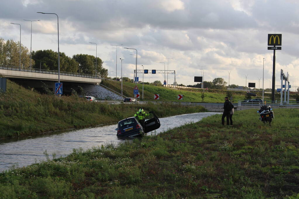 Auto rijdt vanaf afrit de sloot in