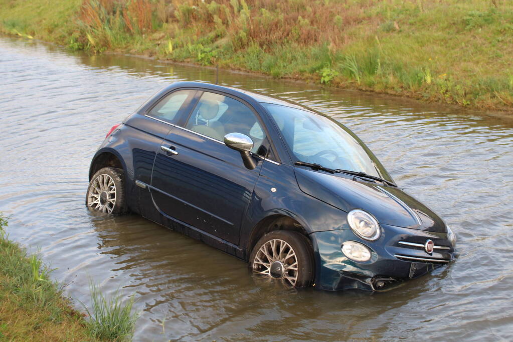 Auto rijdt vanaf afrit de sloot in