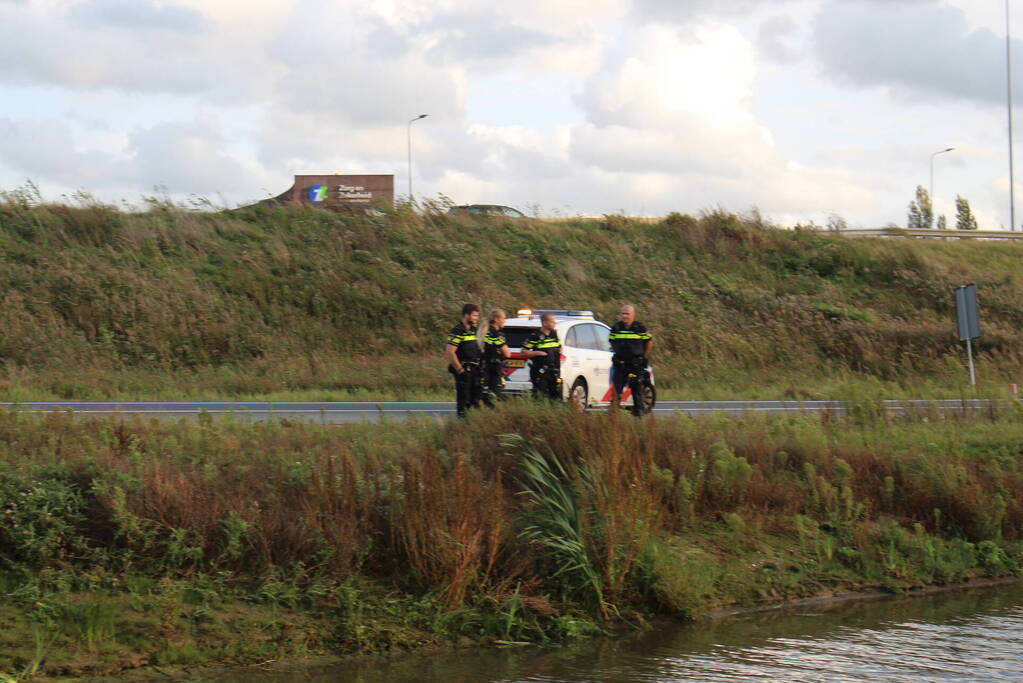 Auto rijdt vanaf afrit de sloot in