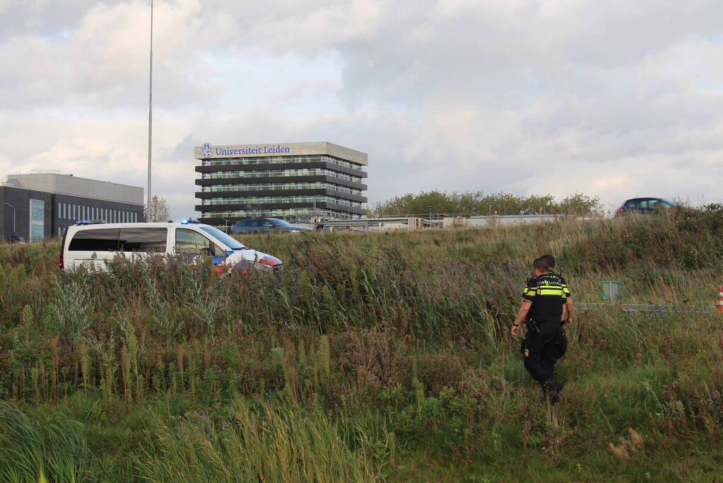 Auto rijdt vanaf afrit de sloot in