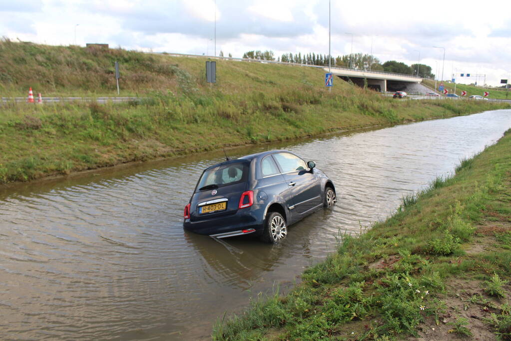 Auto rijdt vanaf afrit de sloot in