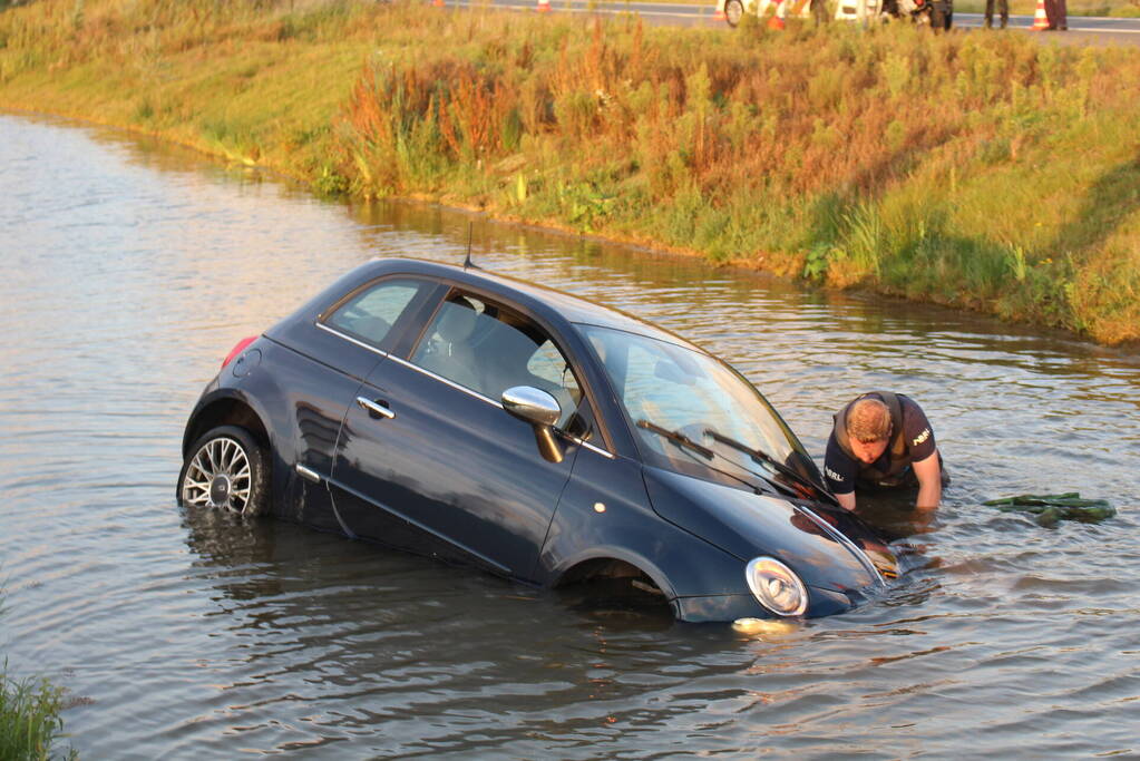 Auto rijdt vanaf afrit de sloot in