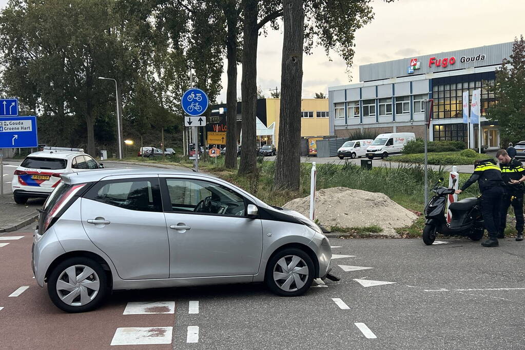 Minderjarige scooterrijder gewond bij aanrijding bij oversteekplaats