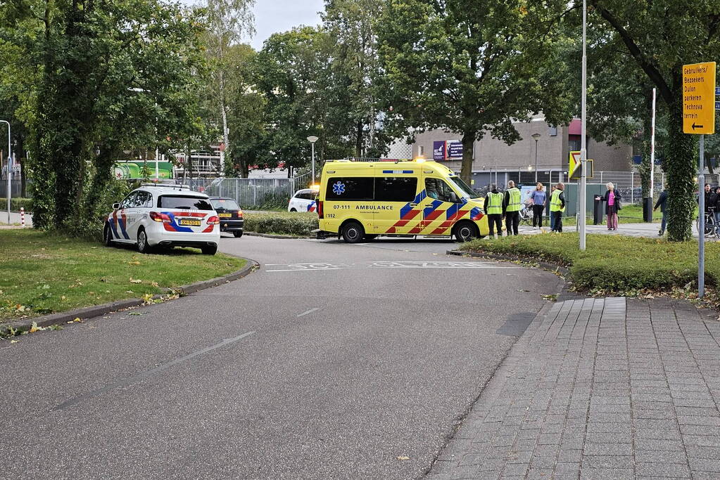 Scholier aangereden door afslaande auto