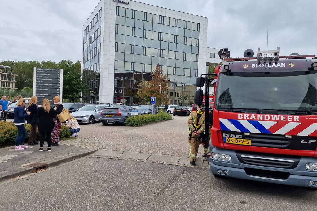 Kantoorgebouw ontruimd wegens brandlucht