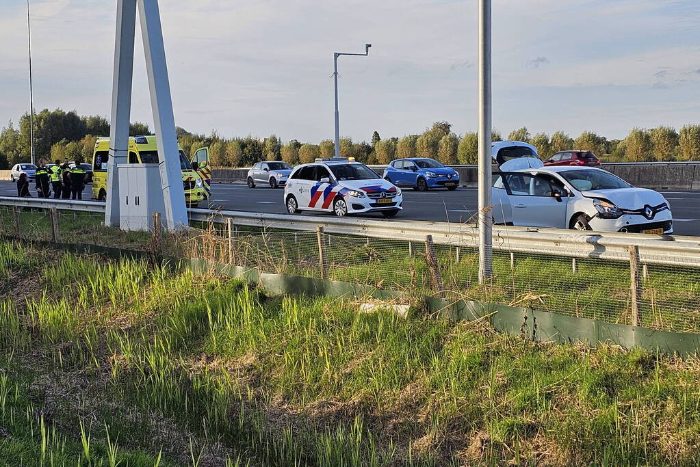 Flinke schade bij botsing tussen auto en bestelbus