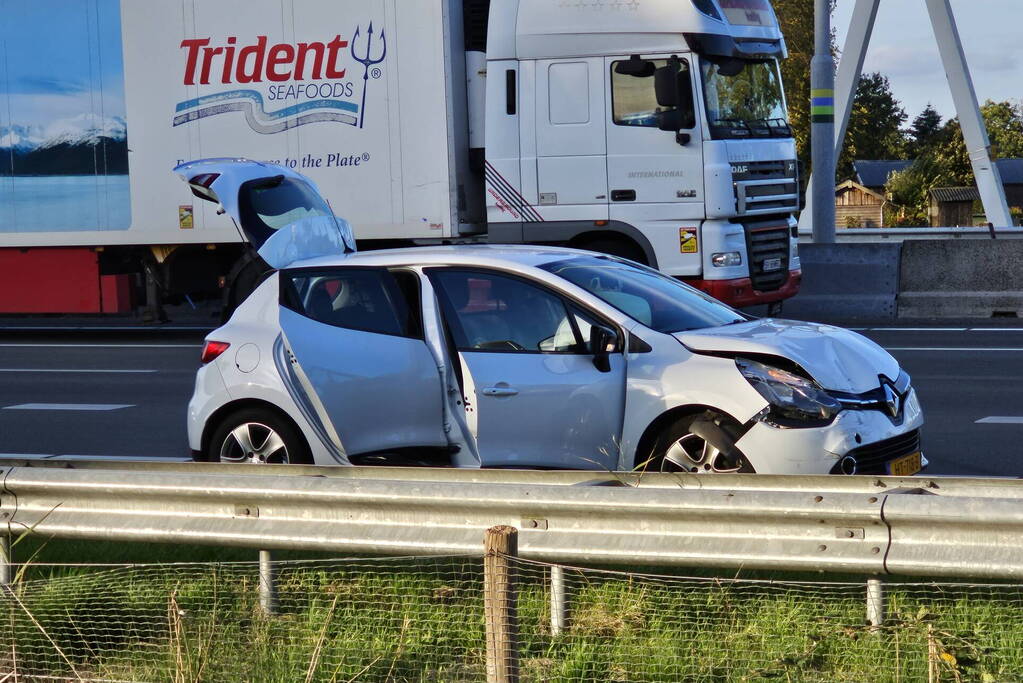 Flinke schade bij botsing tussen auto en bestelbus