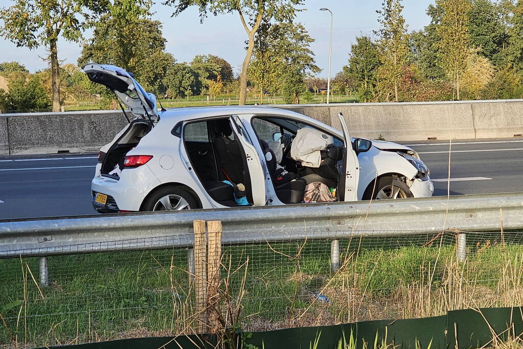 Flinke schade bij botsing tussen auto en bestelbus