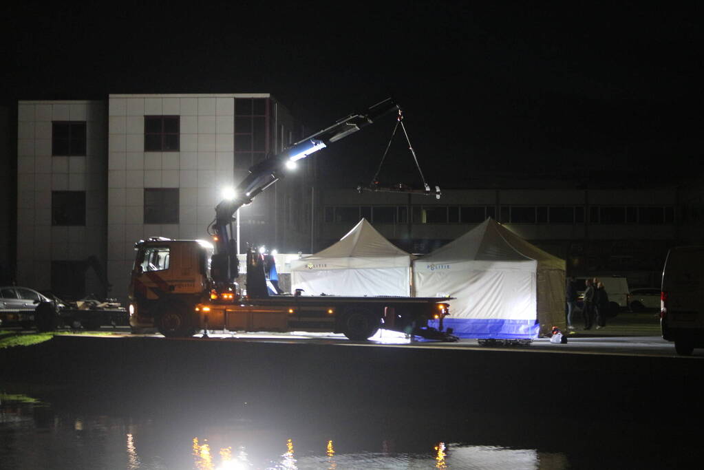 Grootschalig onderzoek naar aantreffen voertuig met stoffelijk overschot in kanaal