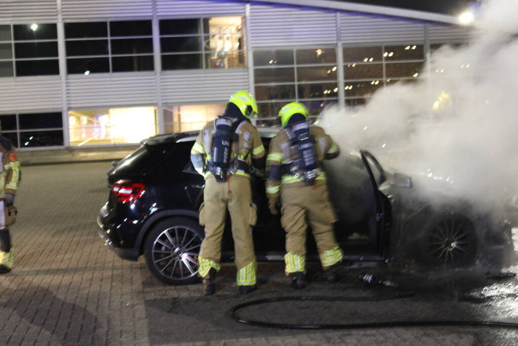 Geparkeerde auto zwaar beschadigd door brand