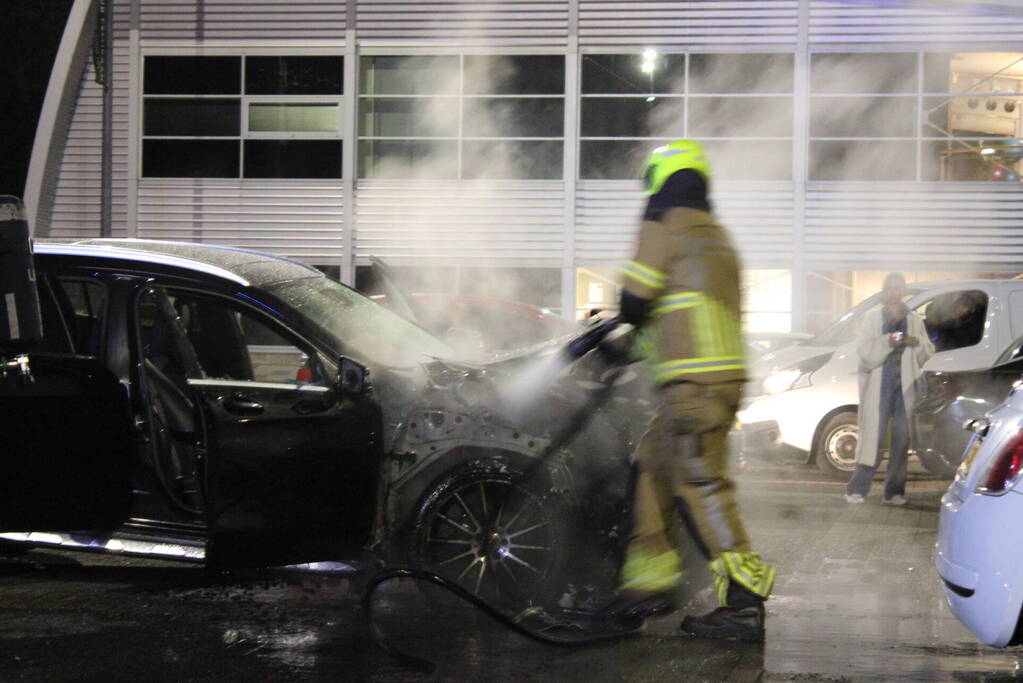 Geparkeerde auto zwaar beschadigd door brand