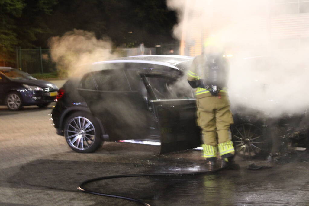 Geparkeerde auto zwaar beschadigd door brand