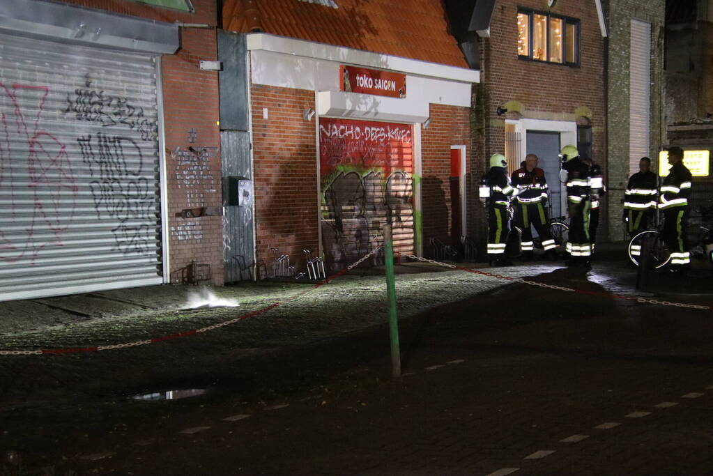 Brandweer verricht metingen bij rokende substantie op straat