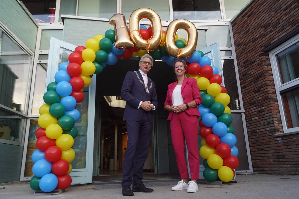 Lucas Bolsius opent feestweek vanwege 100-jarig bestaan Sint Josephschool