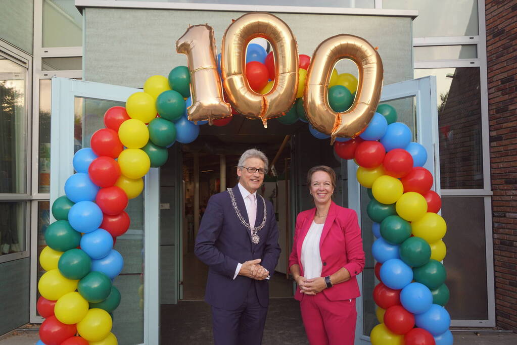 Lucas Bolsius opent feestweek vanwege 100-jarig bestaan Sint Josephschool