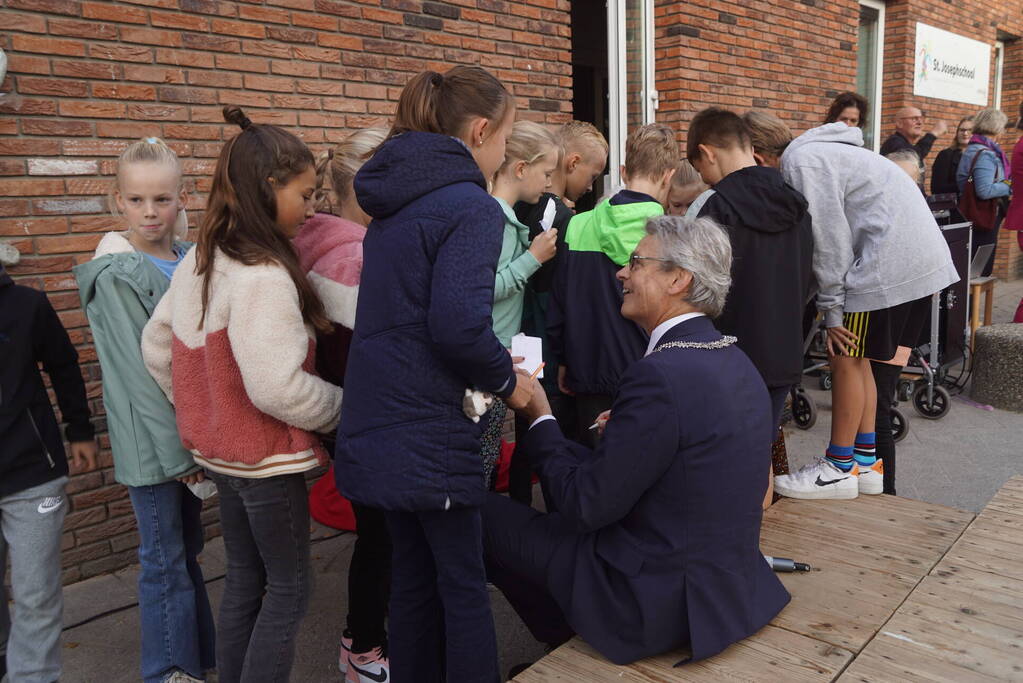 Lucas Bolsius opent feestweek vanwege 100-jarig bestaan Sint Josephschool