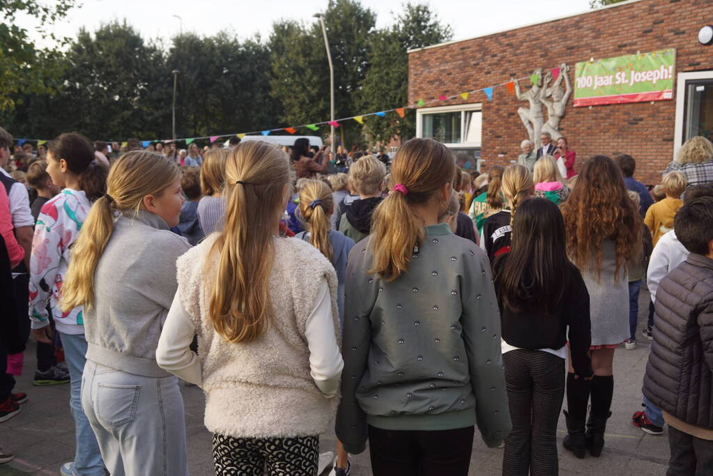 Lucas Bolsius opent feestweek vanwege 100-jarig bestaan Sint Josephschool