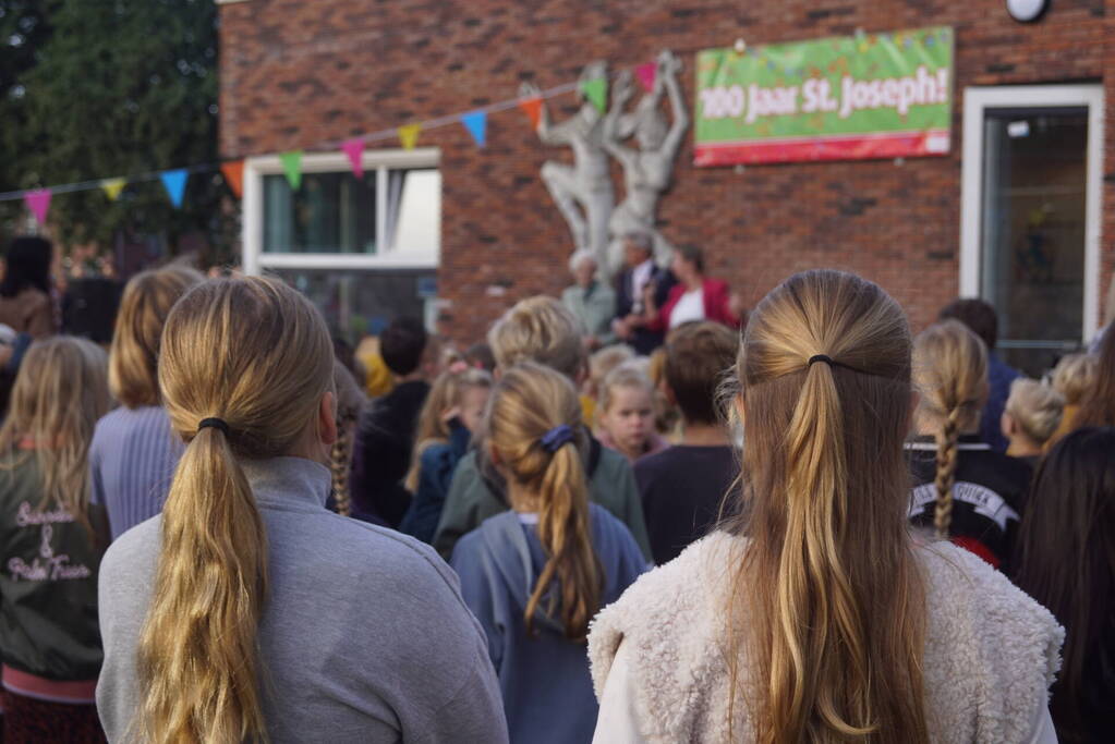 Lucas Bolsius opent feestweek vanwege 100-jarig bestaan Sint Josephschool