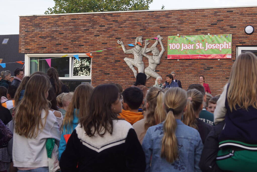 Lucas Bolsius opent feestweek vanwege 100-jarig bestaan Sint Josephschool