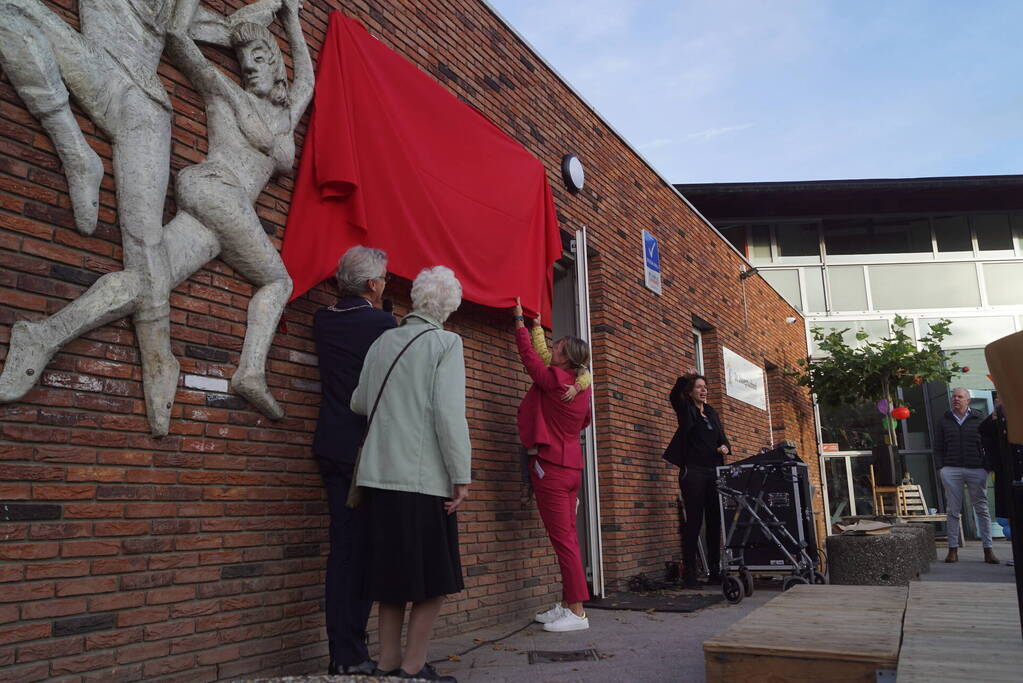 Lucas Bolsius opent feestweek vanwege 100-jarig bestaan Sint Josephschool