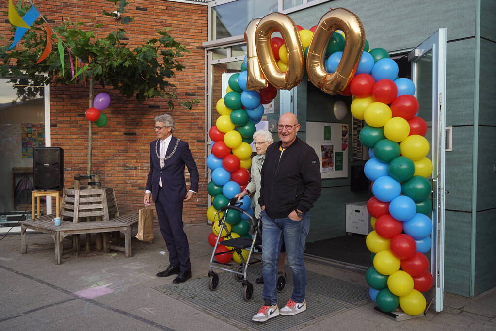 Lucas Bolsius opent feestweek vanwege 100-jarig bestaan Sint Josephschool