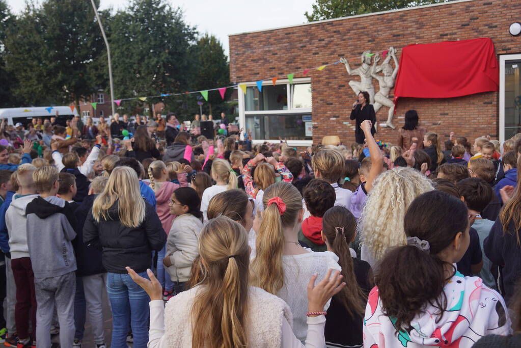 Lucas Bolsius opent feestweek vanwege 100-jarig bestaan Sint Josephschool