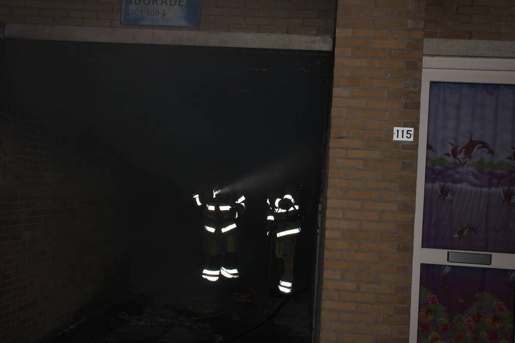 Houten bank vliegt in brand